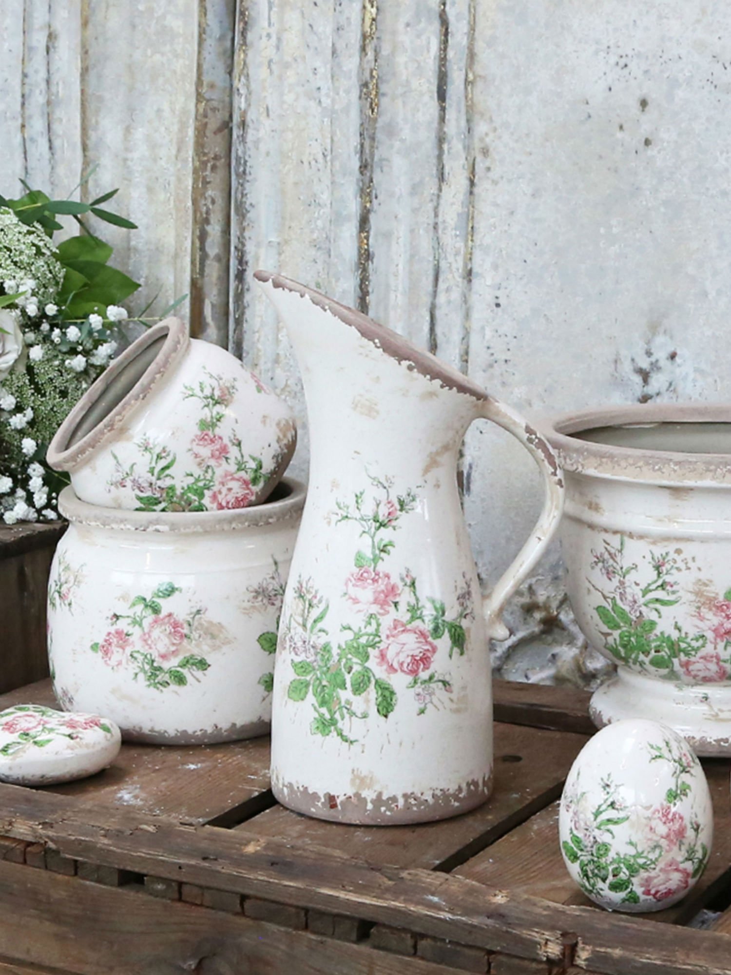 Flaschen & Kannen für den Garten von Chic Antique.
