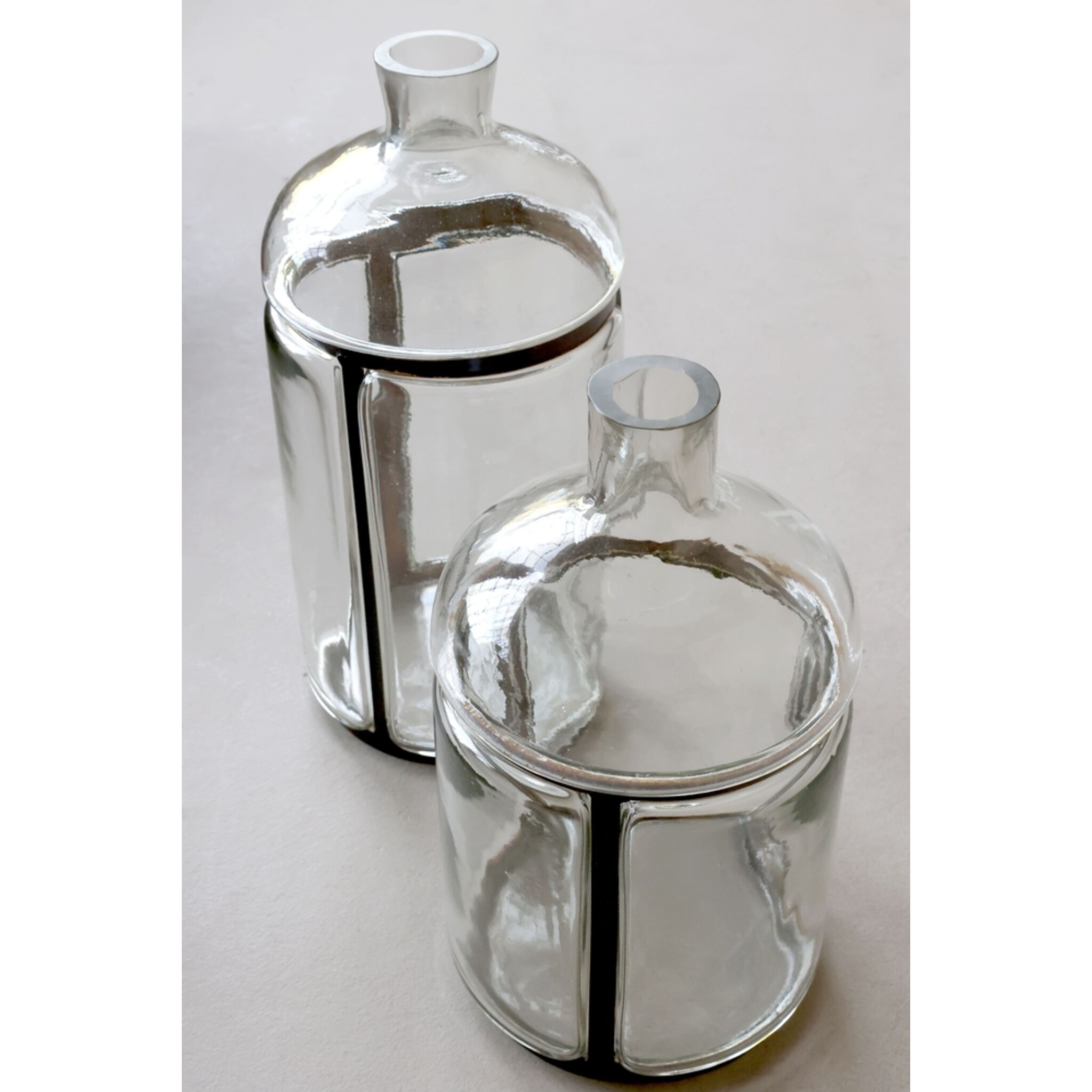 Altfranzösische Glasflasche mit Eisendekor, klar 