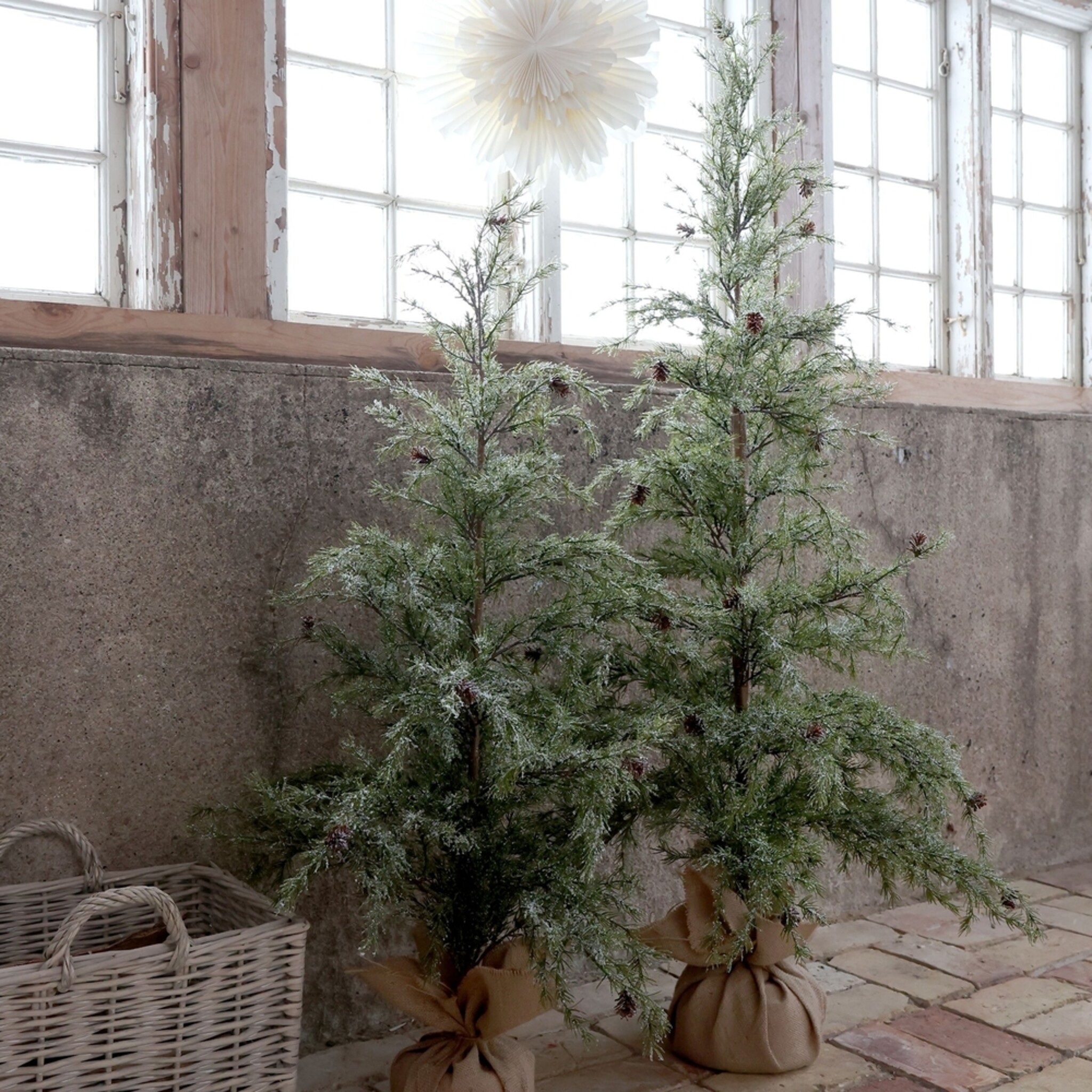 Künstlicher Tannenbaum mit Zapfen & Schnee, grün 
