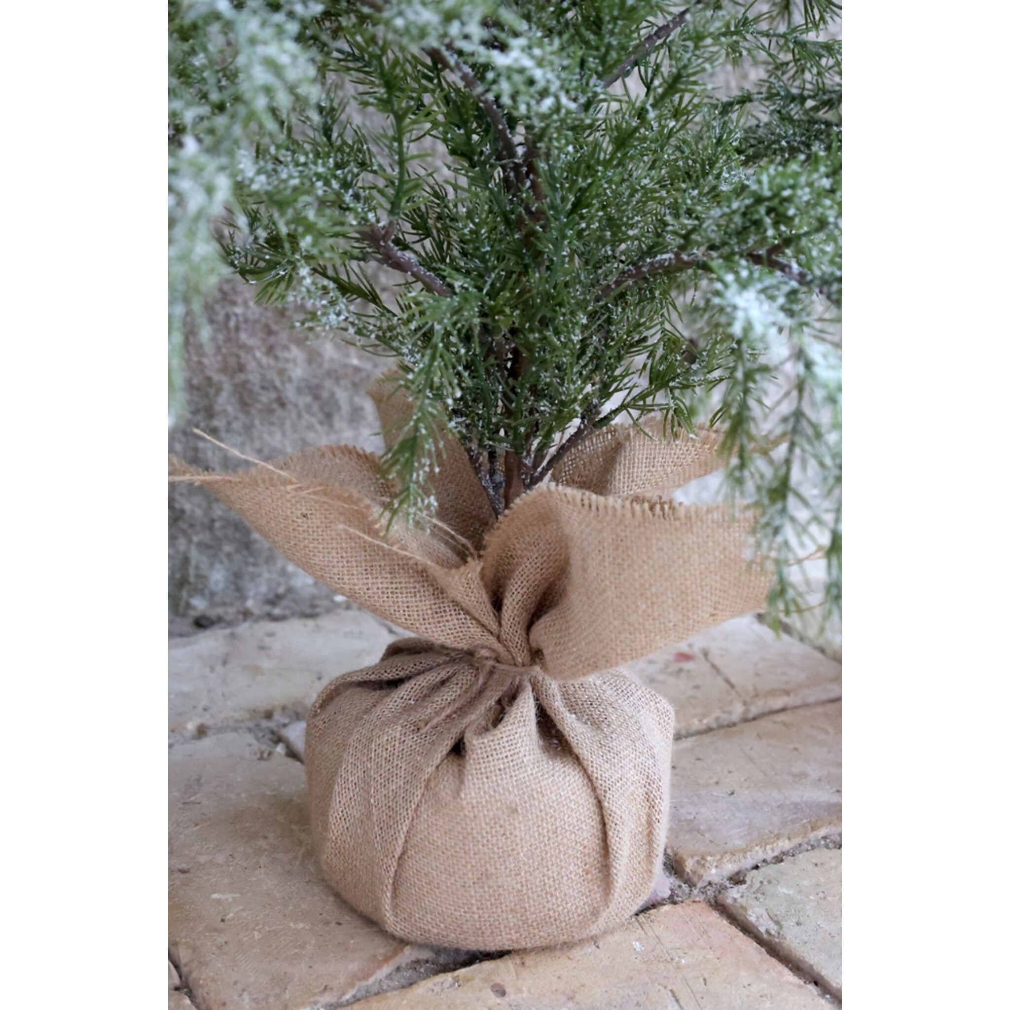Künstlicher Tannenbaum mit Zapfen & Schnee, grün 