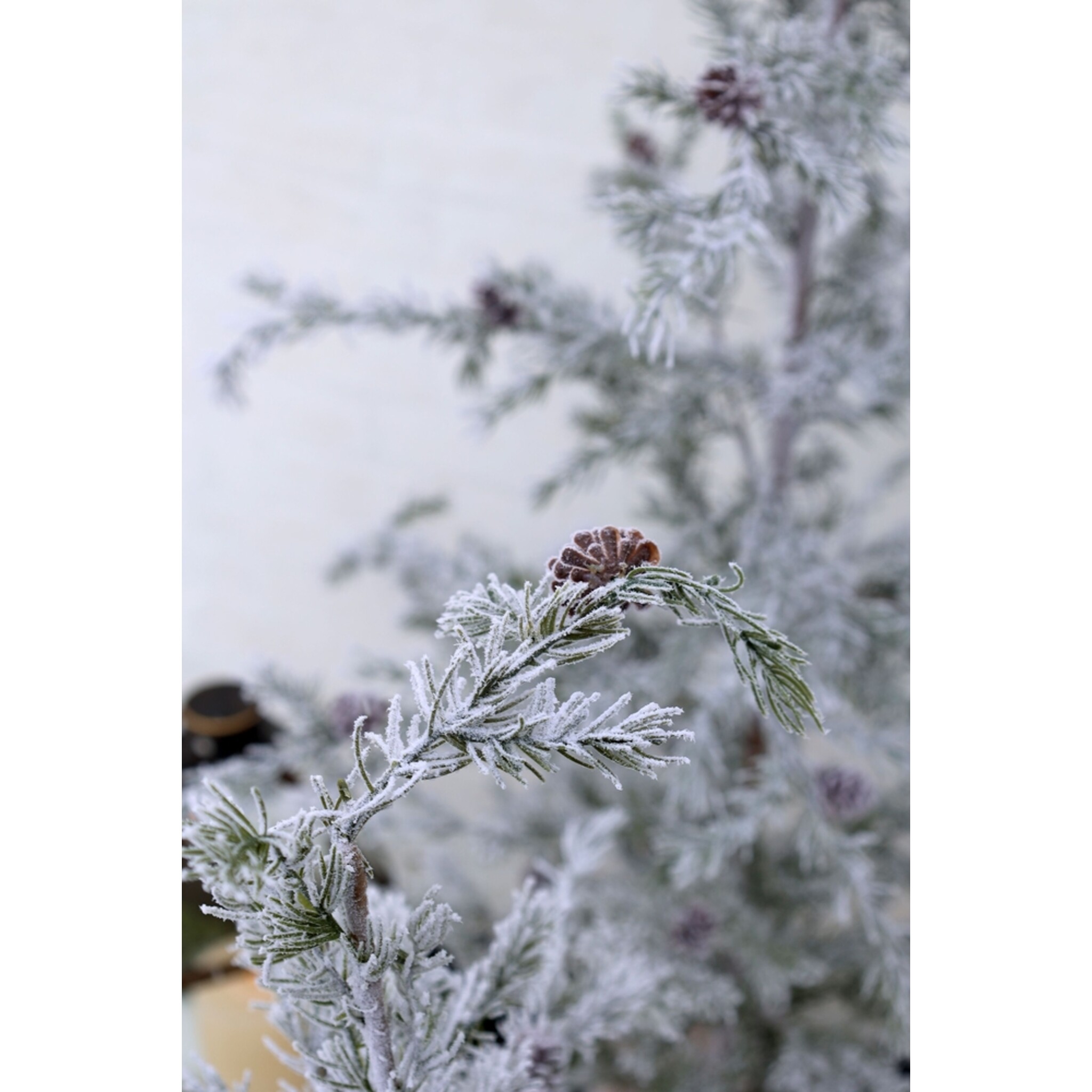 Künstlicher Tannenbaum Fleur mit Zapfen & Schnee, grün H 180 cm x Ø 65 cm