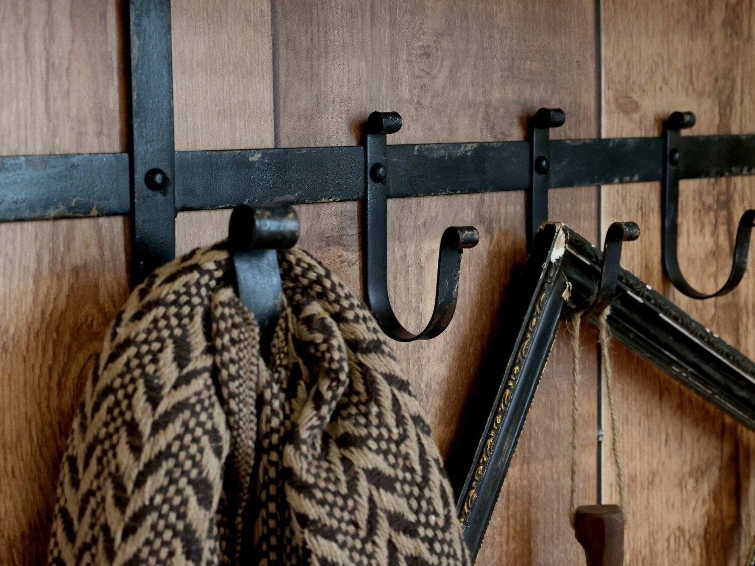 Garderobe, Regalbrett mit 5 Haken, schwarz 