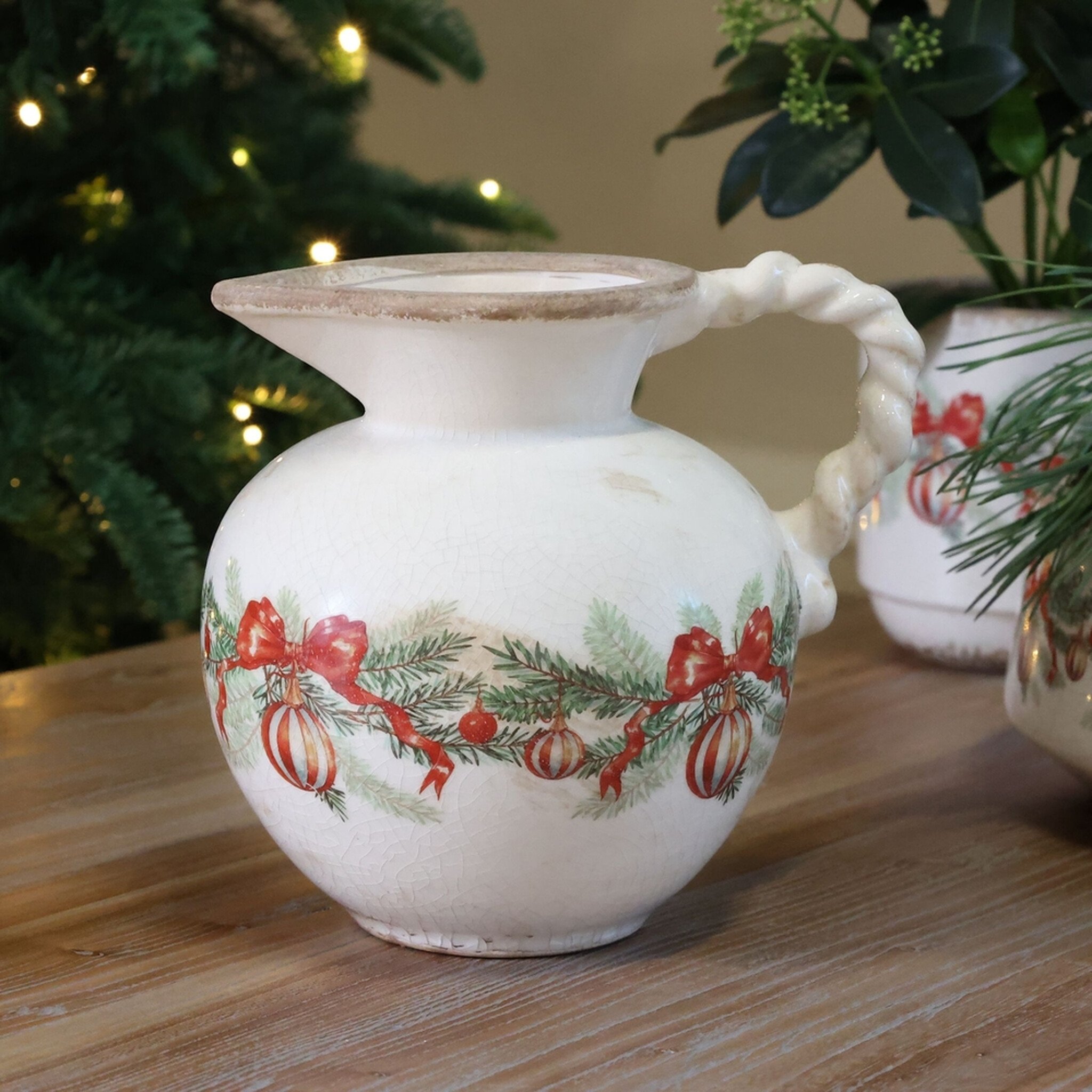 Steingut-Kanne mit Weihnachtskugel und Schleife