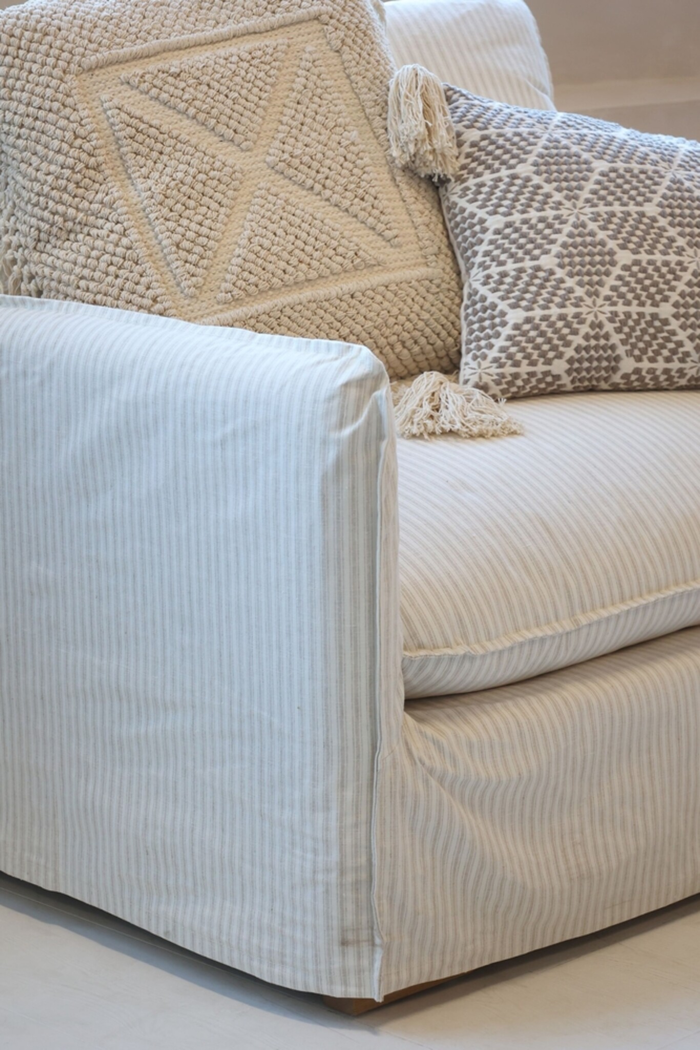 Malo Sessel – Französischer Landhausstil mit 3 Kissen, creme 