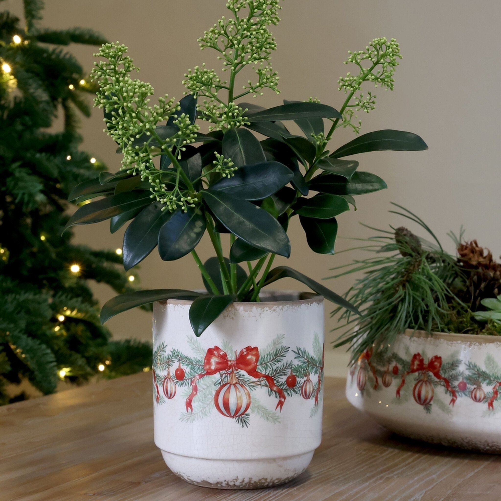 Übertopf mit Weihnachtskugel und Schleife aus Steingut