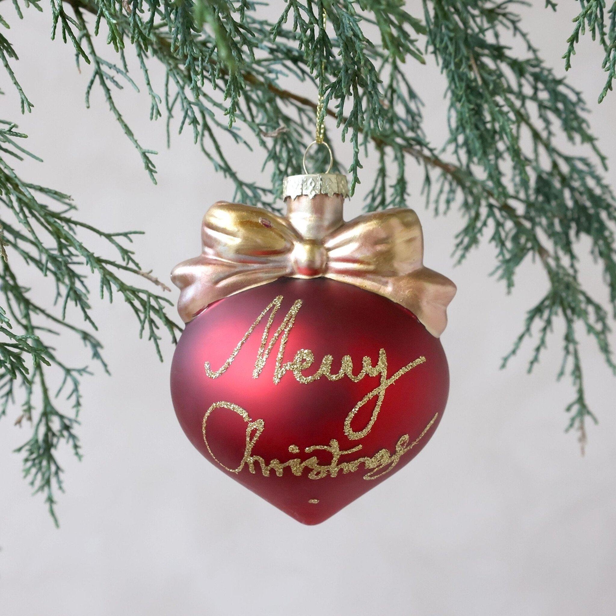 Weihnachtskugel mit Schleife und Schriftzug Kirschrot