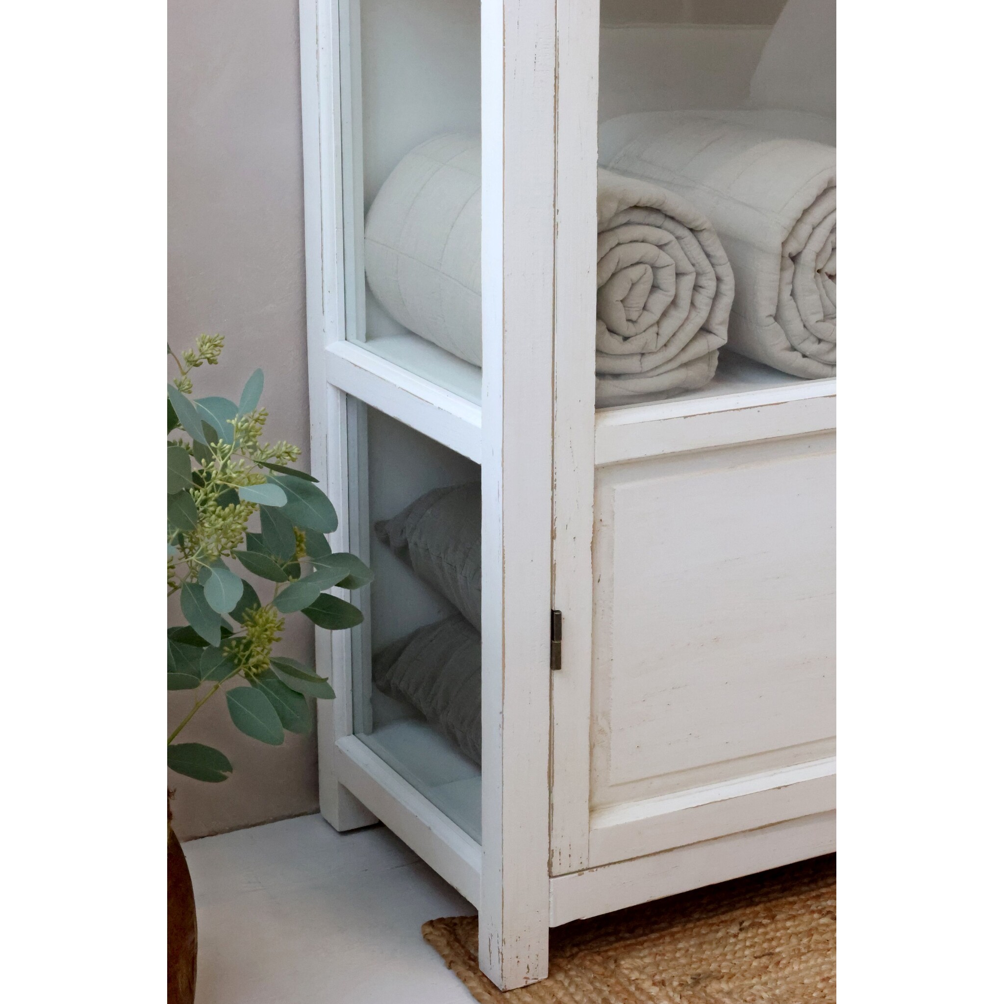 Weißer Vitrinenschrank mit Glastüren und Regalböden, creme 