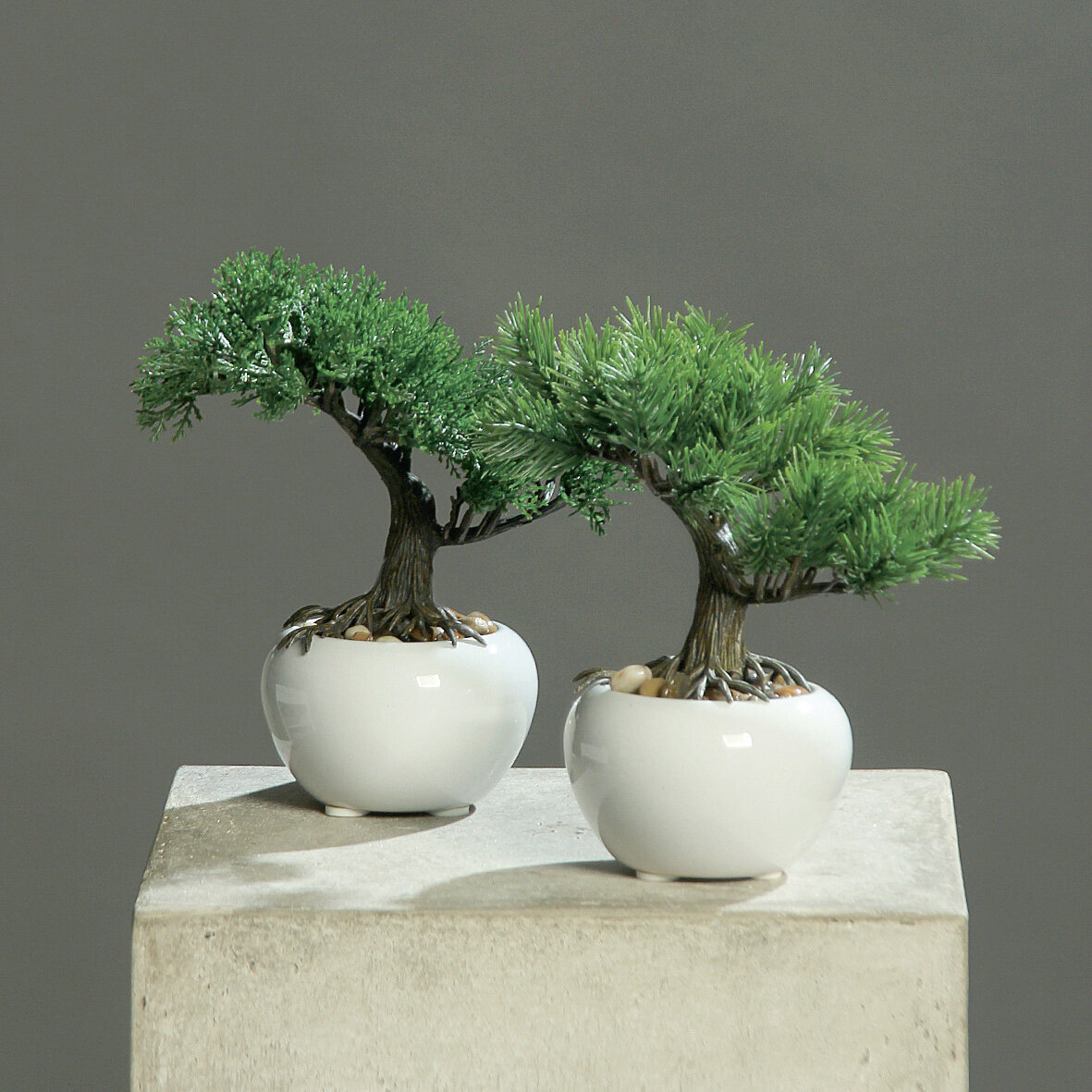 Künstlicher Bonsai im weißen Keramik Topf, grün 38 cm