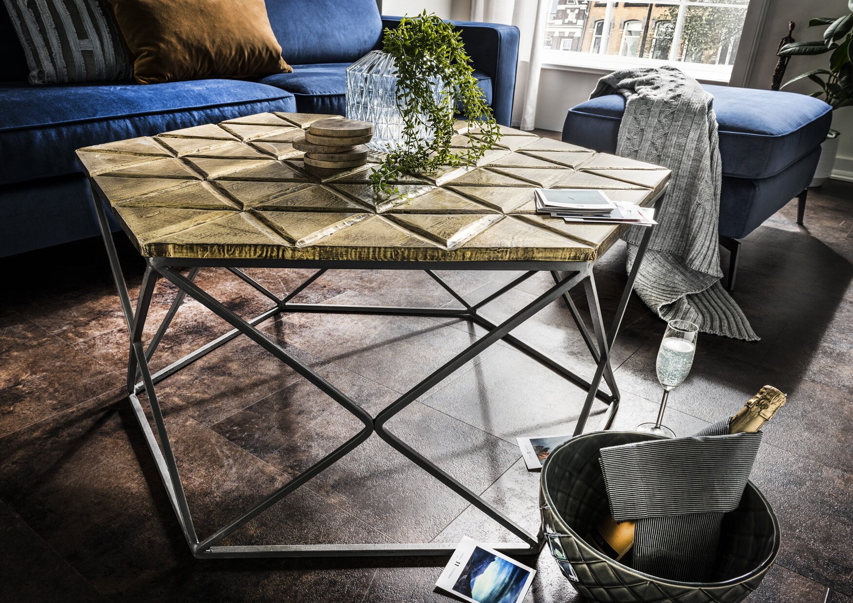 Couchtisch Six mit Mangoholz, gold 