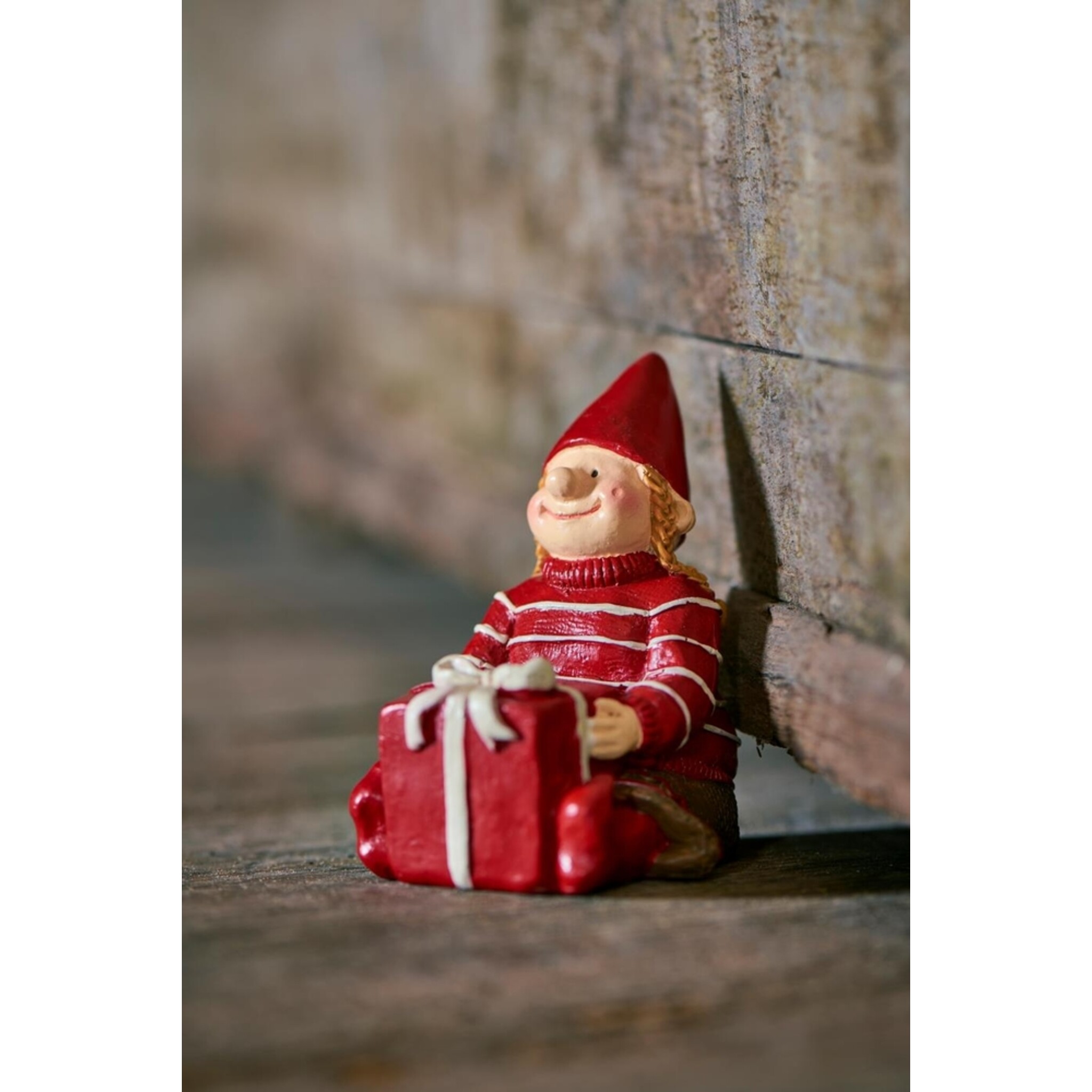 Ribenisserne Wichtel-Figur Alva mit Weihnachtsgeschenk, rot 
