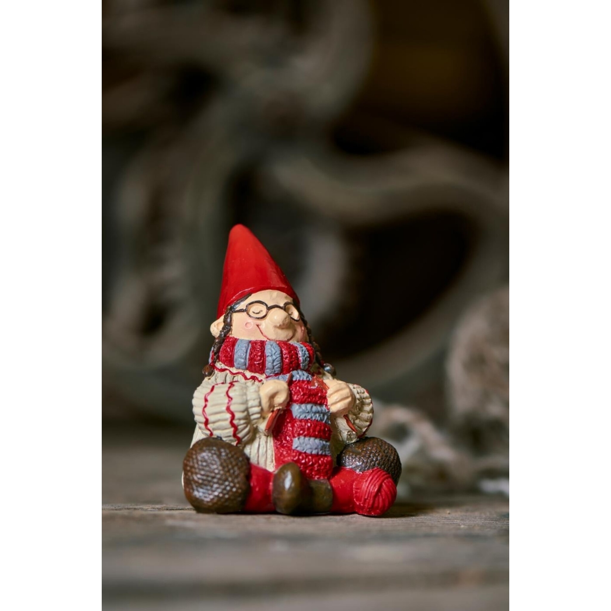 Ribenisserne  Wichtel-Figur Ingeborg mit Strickzeug, rot 