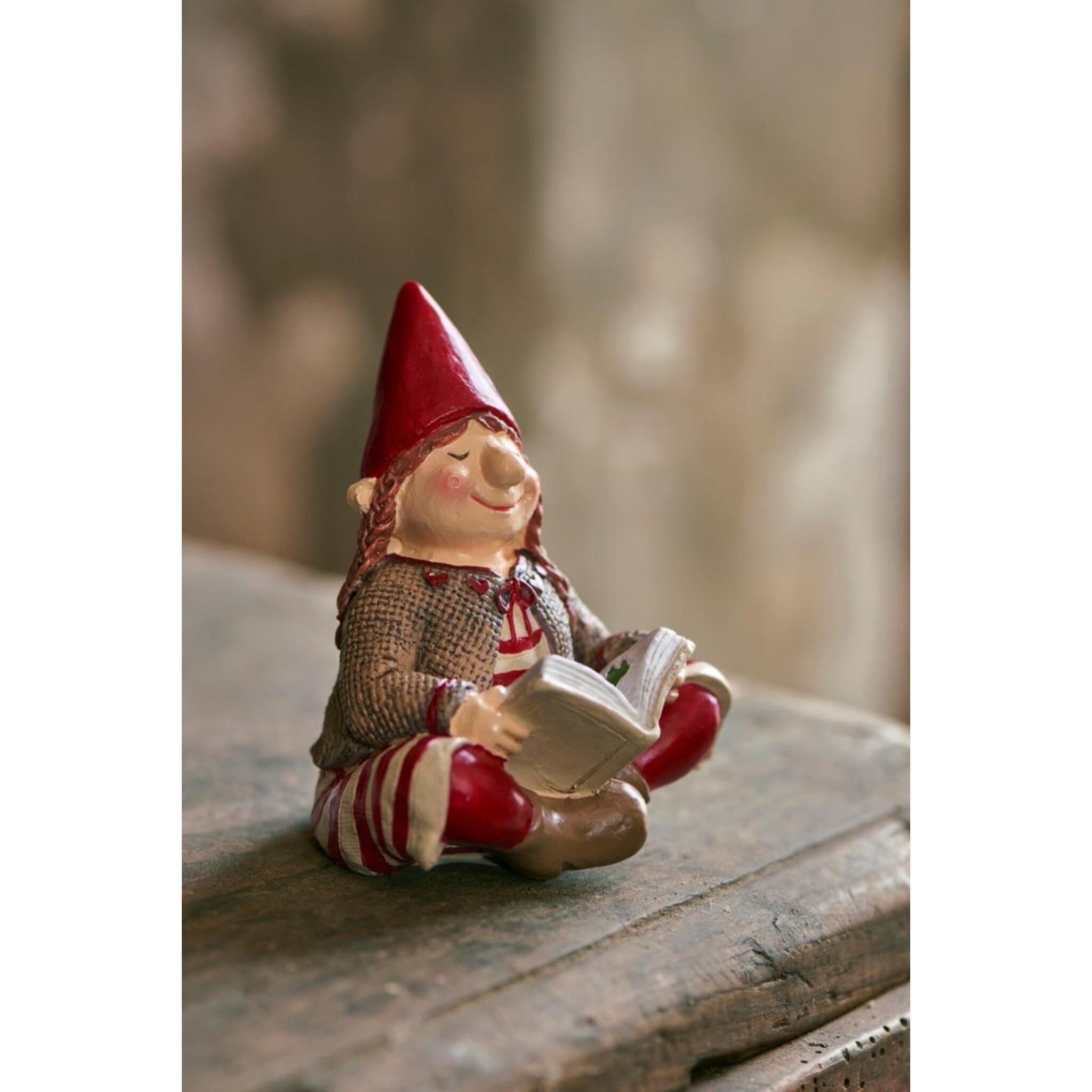 Ribenisserne Wichtel-Figur Signe mit Weihnachtsbuch, rot 