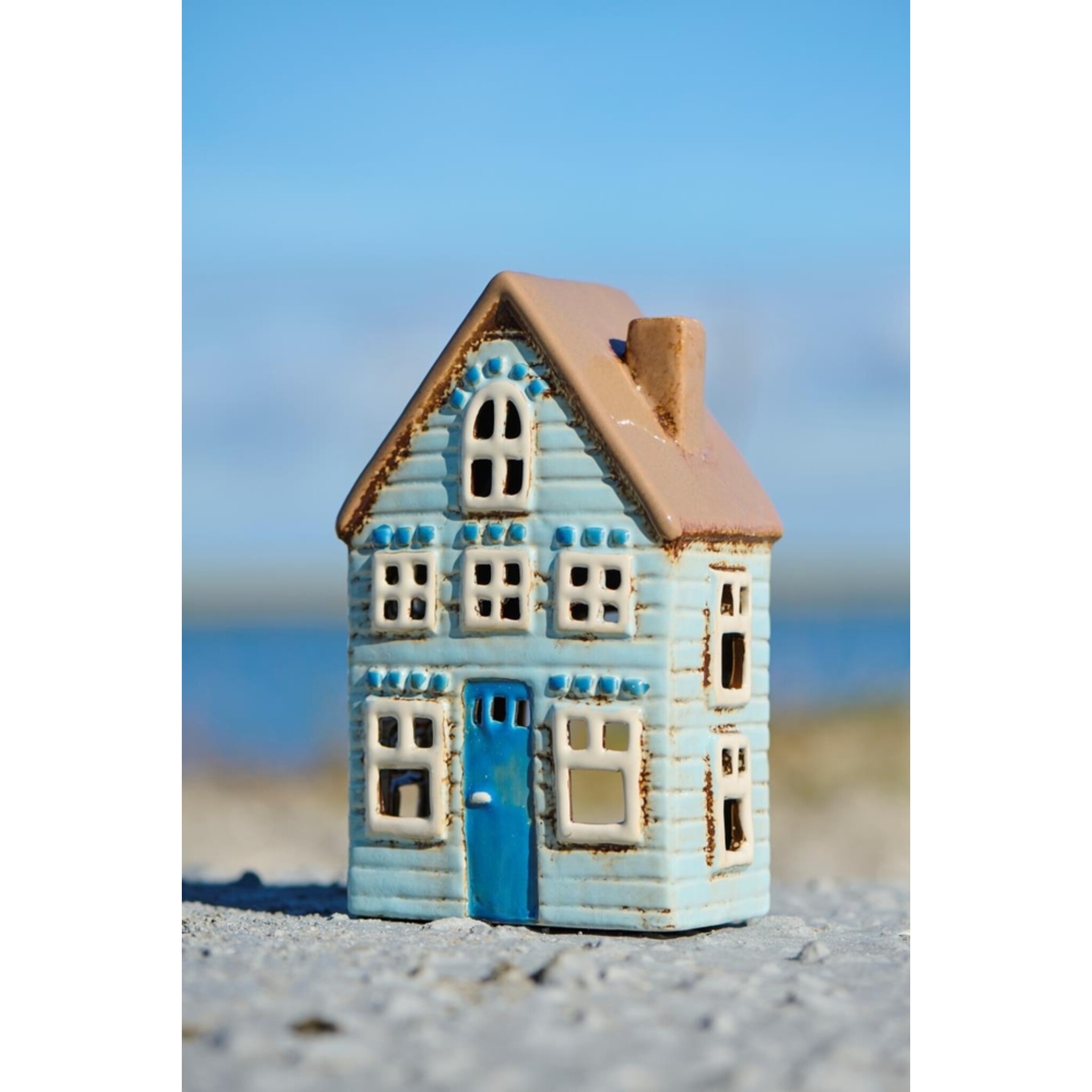 IB Laursen Teelichthaus Visby mit blauer Tür und braunem Dach, blau 