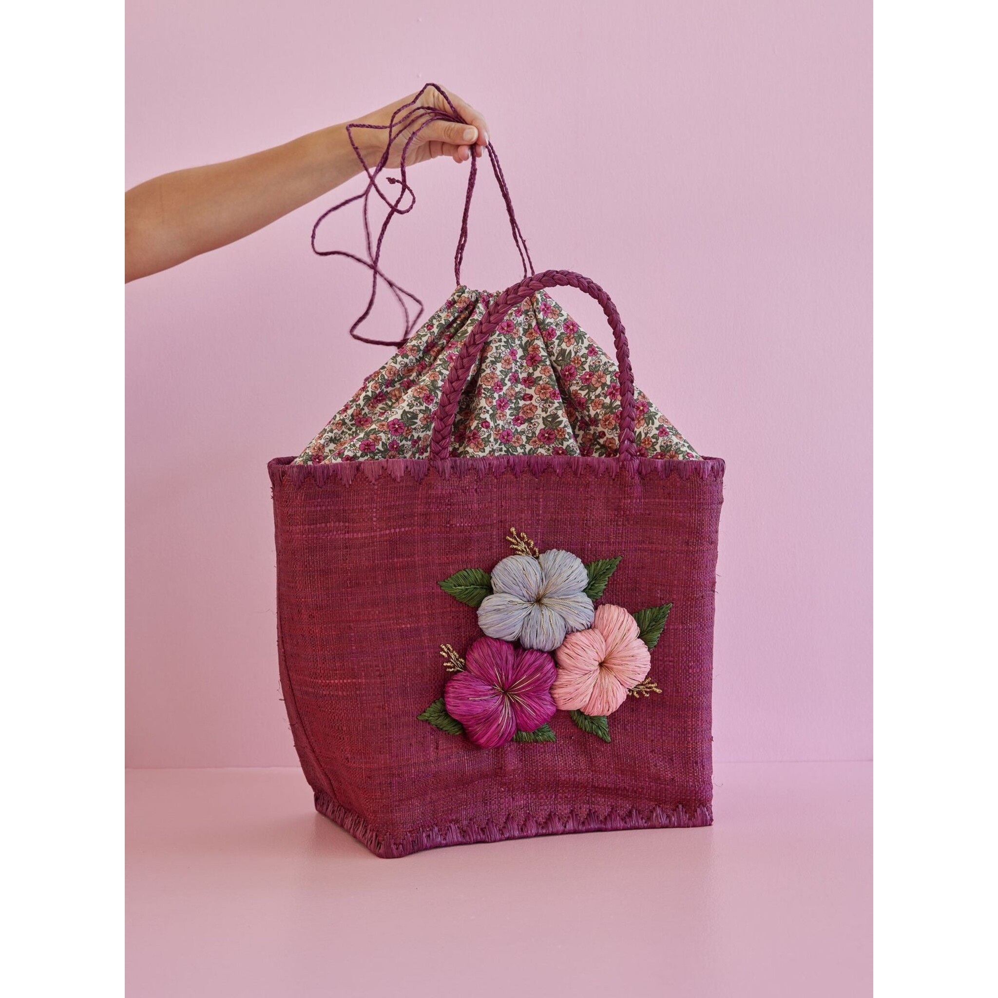 Große Raffia Tasche mit Blumenstickerei, pflaume 