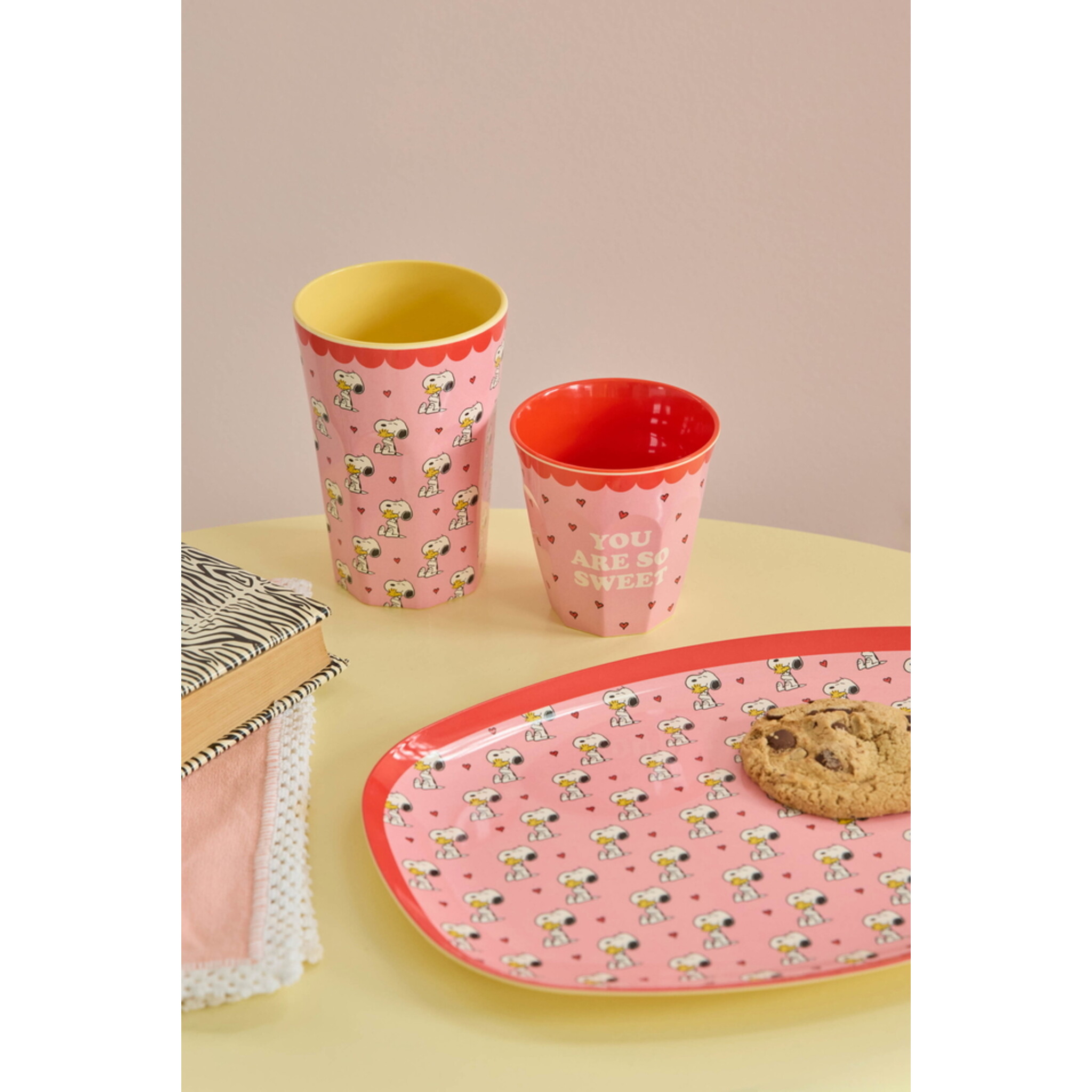 RICE Melamin Rechteckiger Kinderteller mit Snoopy, pink 
