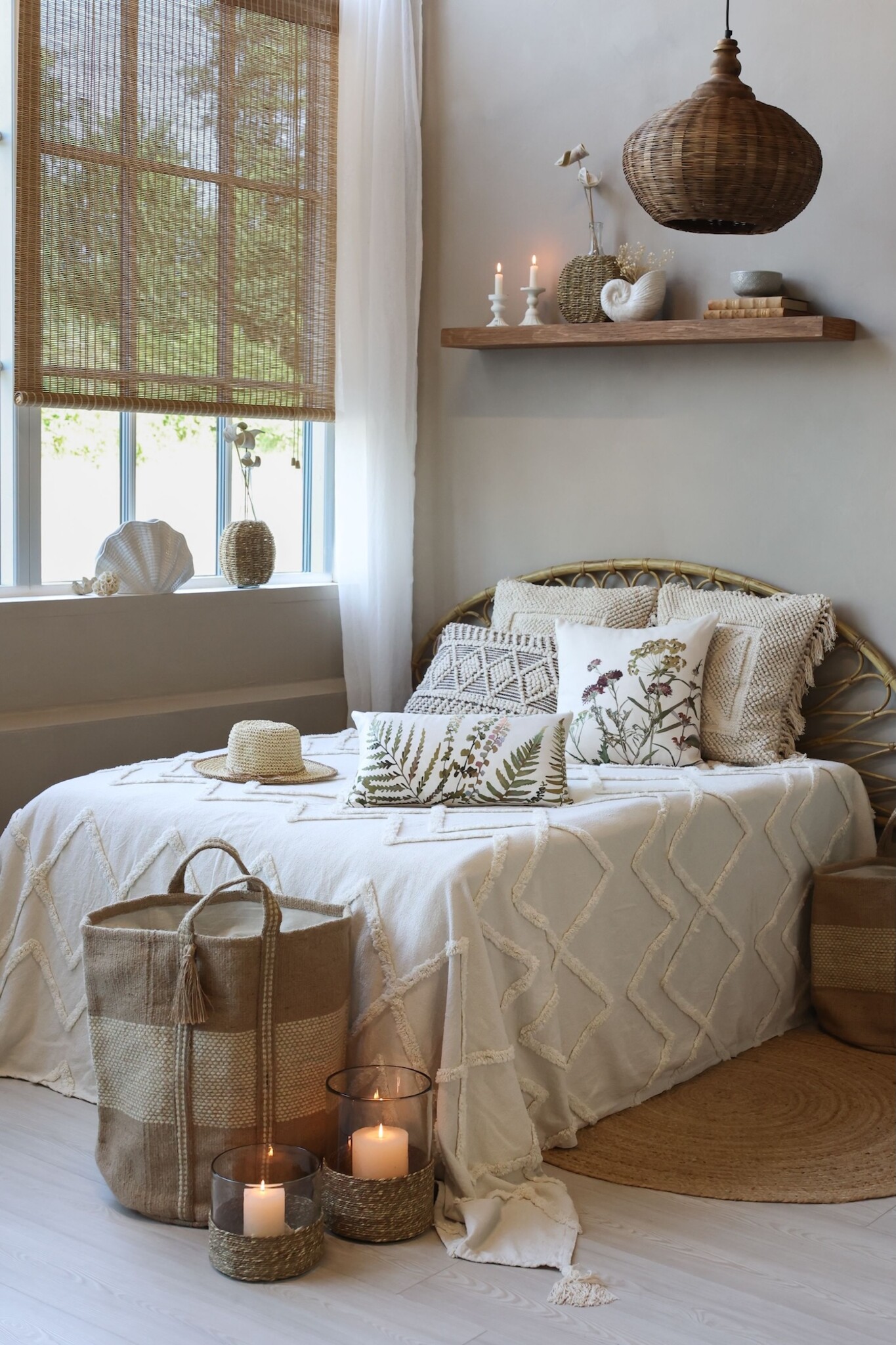 Romantic Bedroom View von Chic Antique Bild 1