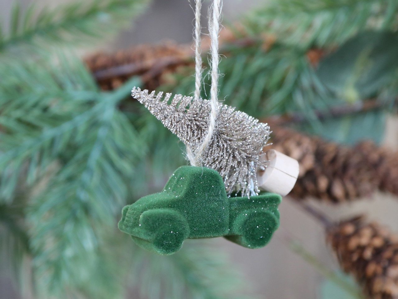 Chic Antique Baumschmuck Truck mit Weihnachtsbaum online kaufen bei SKANDEKO (Ansicht 2)