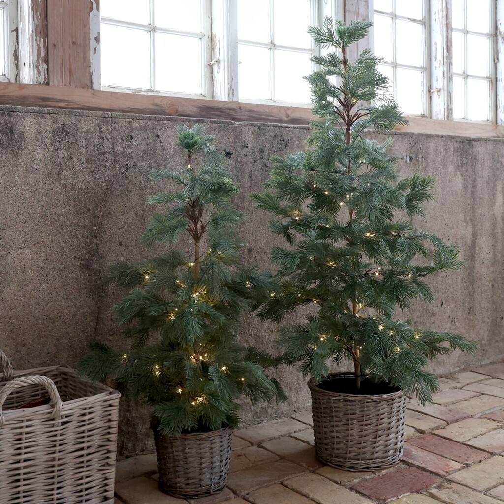 Künstlicher Tannenbaum im Weidenkorb mit LED-Beleuchtung