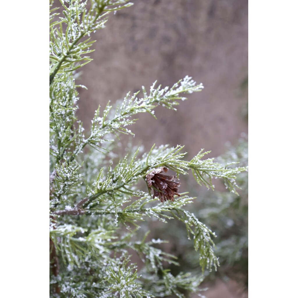 Künstlicher Tannenbaum mit Zapfen & Schnee