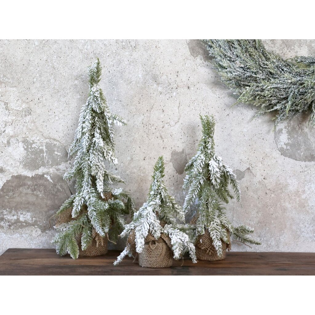 Kleiner künstlicher Tannenbaum mit Schnee