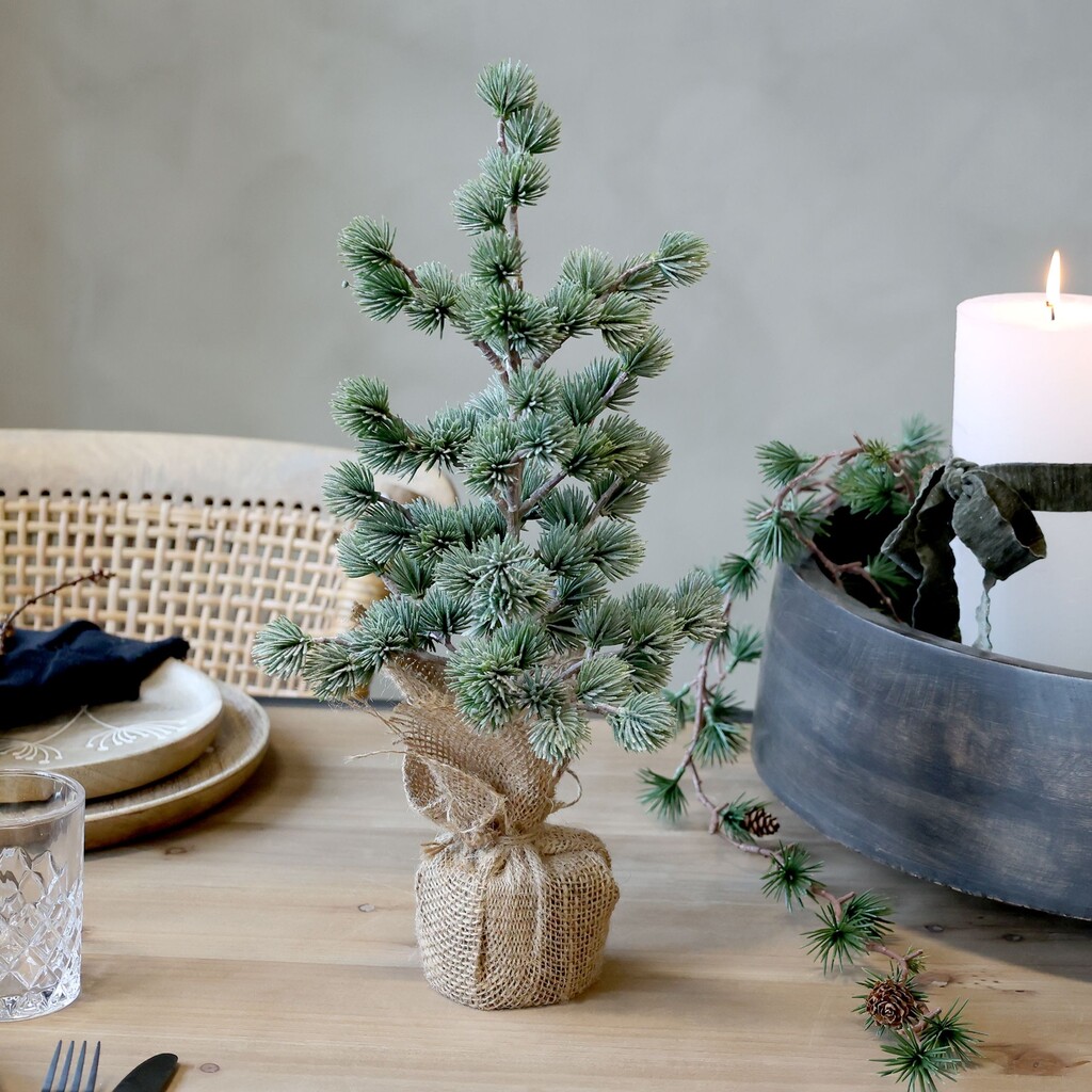 Künstllicher Zedernbaum mit Schnee
