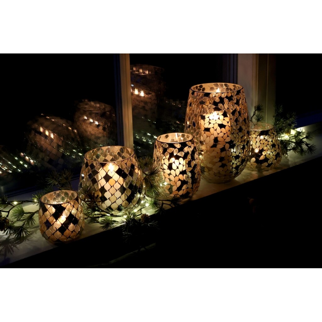 Lichterkette mit künstlicher Tanne und Zapfen