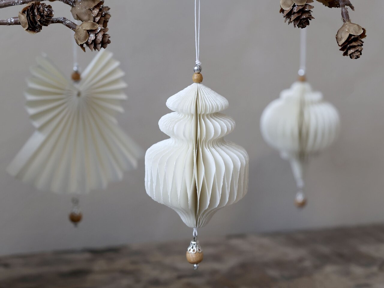 Chic Antique Ornament aus Papier mit Holzperle online kaufen bei SKANDEKO (Ansicht 2)