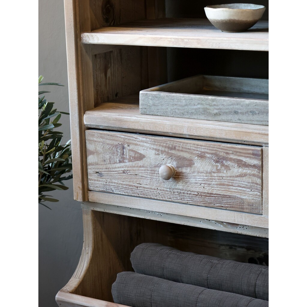 Regal mit Ablageböden und Schubladen