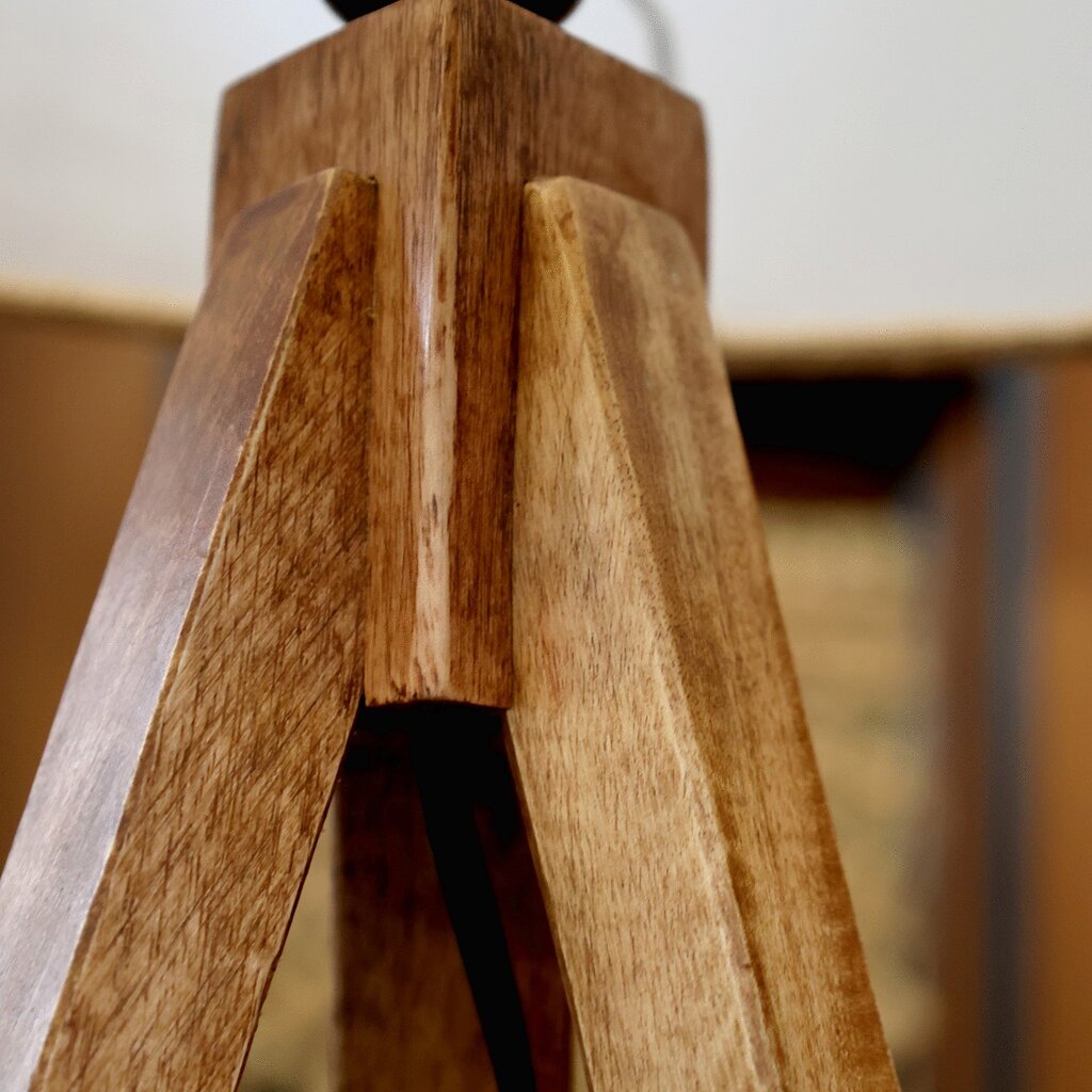 Tischlampe mit Holzfuss und Leinenschirm