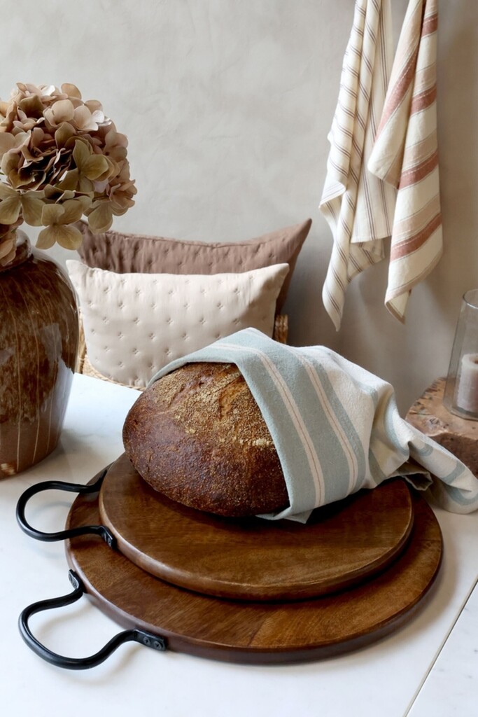 Chic Antique Tapasbrett Tours cm Walnuss-Finish mit Ledergriff online kaufen bei SKANDEKO (Ansicht 2)