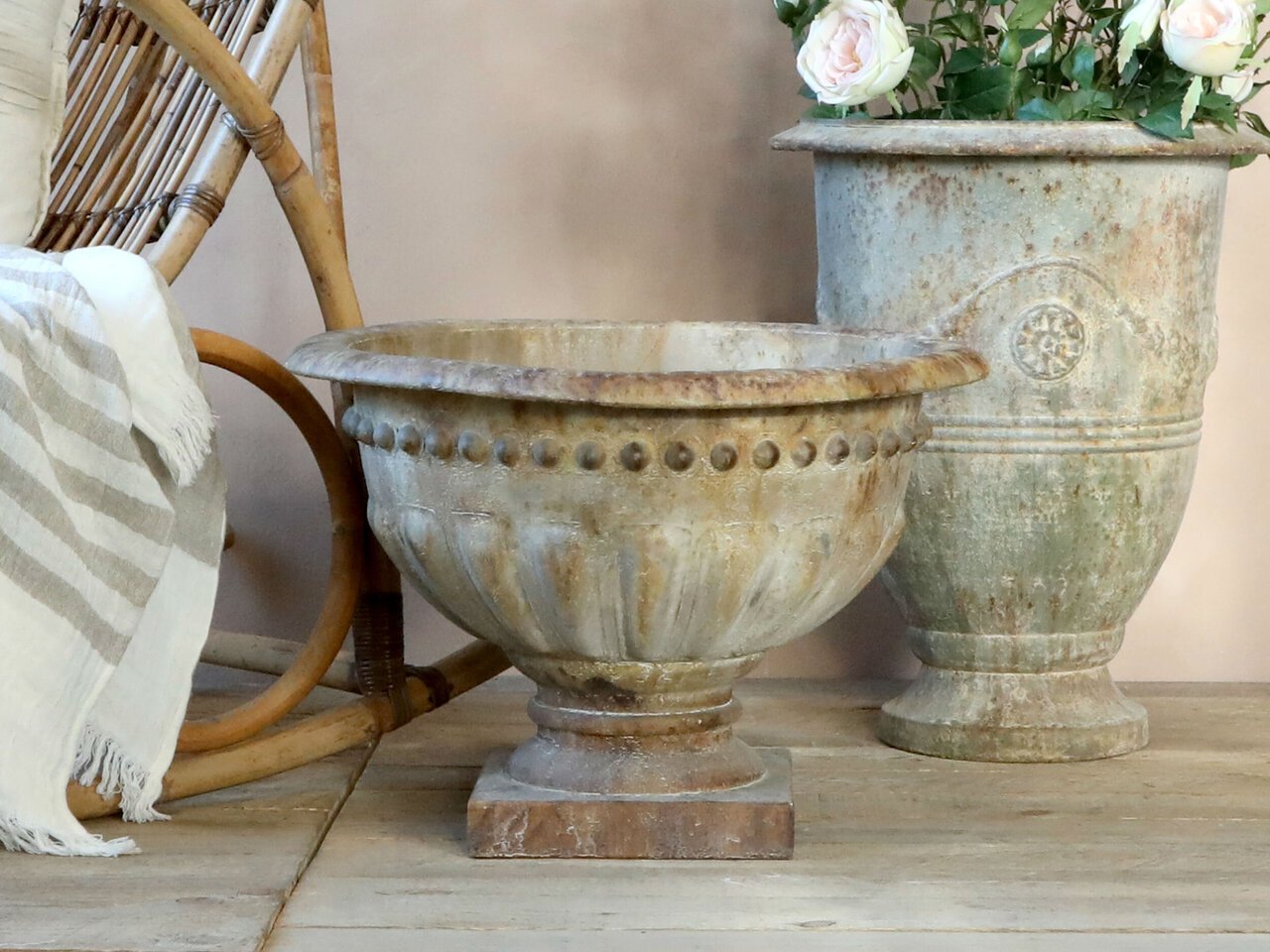 Chic Antique Übertopf auf Fuß mit Dekor online kaufen bei SKANDEKO (Ansicht 2)