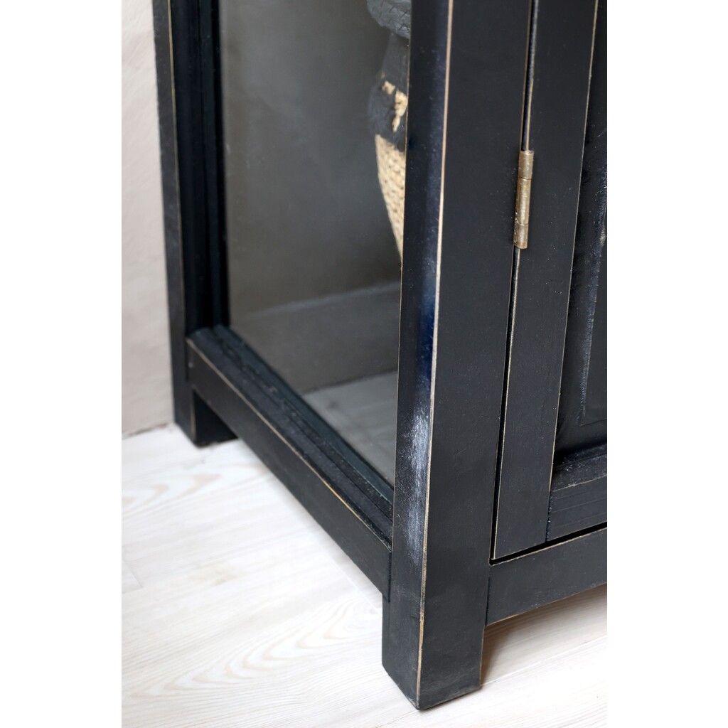 Vitrinenschrank mit Glastüren und Regalböden