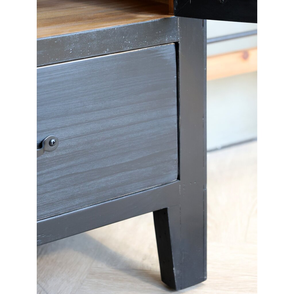 Vitrinenschrank mit Glastüren und Regalböden aus Holz