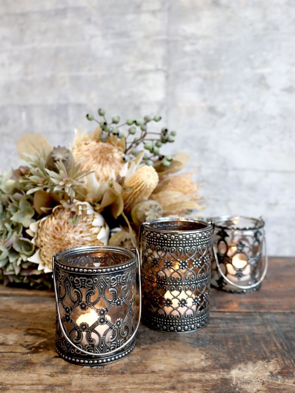 Chic Antique Windlicht mit Henkel und Lilienmuster online kaufen bei SKANDEKO (Ansicht 2)
