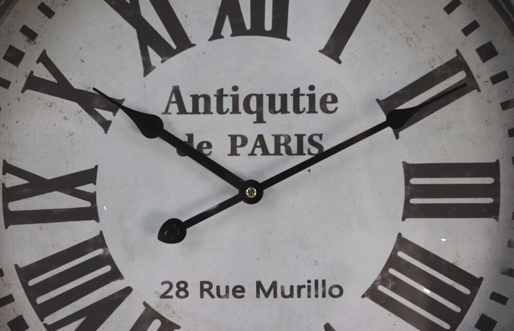 Wanduhr Roman