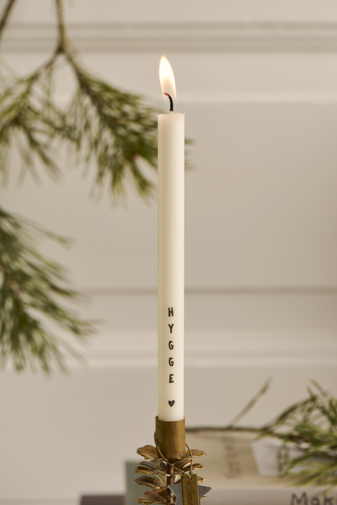 IB Laursen Dünne hohe Kerze mit Hygge Aufschrift online kaufen bei SKANDEKO (Ansicht 2)