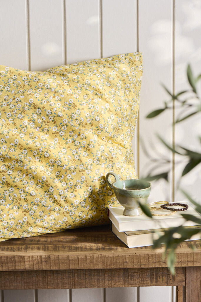 IB Laursen Kissenbezug hellgelb mit weißen Blumen online kaufen bei SKANDEKO (Ansicht 2)