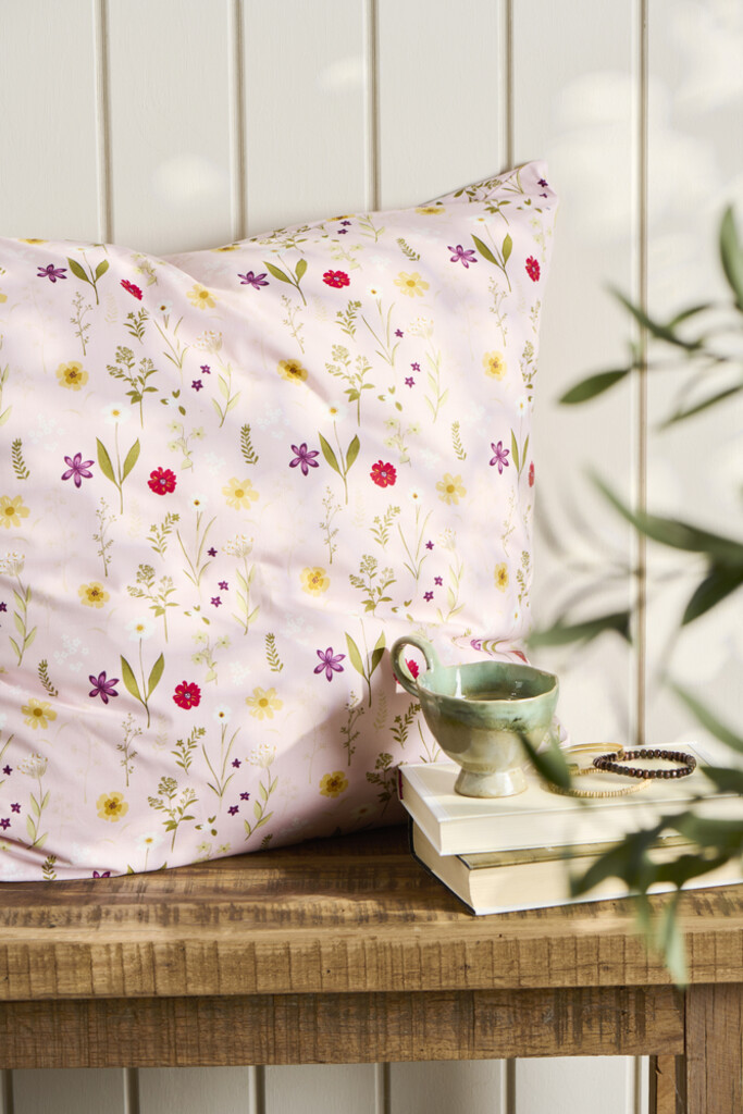 IB Laursen Kissenbezug rosa mit Gartenblumen online kaufen bei SKANDEKO (Ansicht 2)