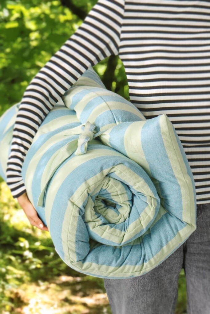 Matratze Linus mit hellgrünen und blauen breiten Streifen