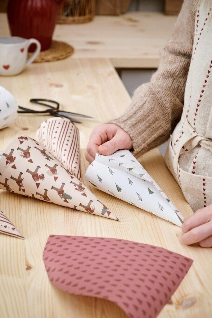 IB Laursen Geschenkpapier-Rolle Wichtelmarsch Stillenat Beige-Rot 5 m online kaufen bei SKANDEKO (Ansicht 2)