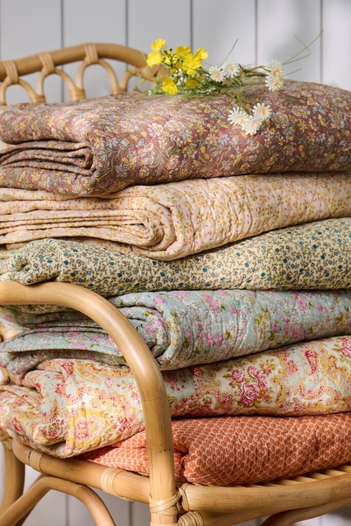 IB Laursen Quilt Blütenzauber – Beige mit gelben, grünen & himbeerfarbigen Blumen online kaufen bei SKANDEKO (Ansicht 2)