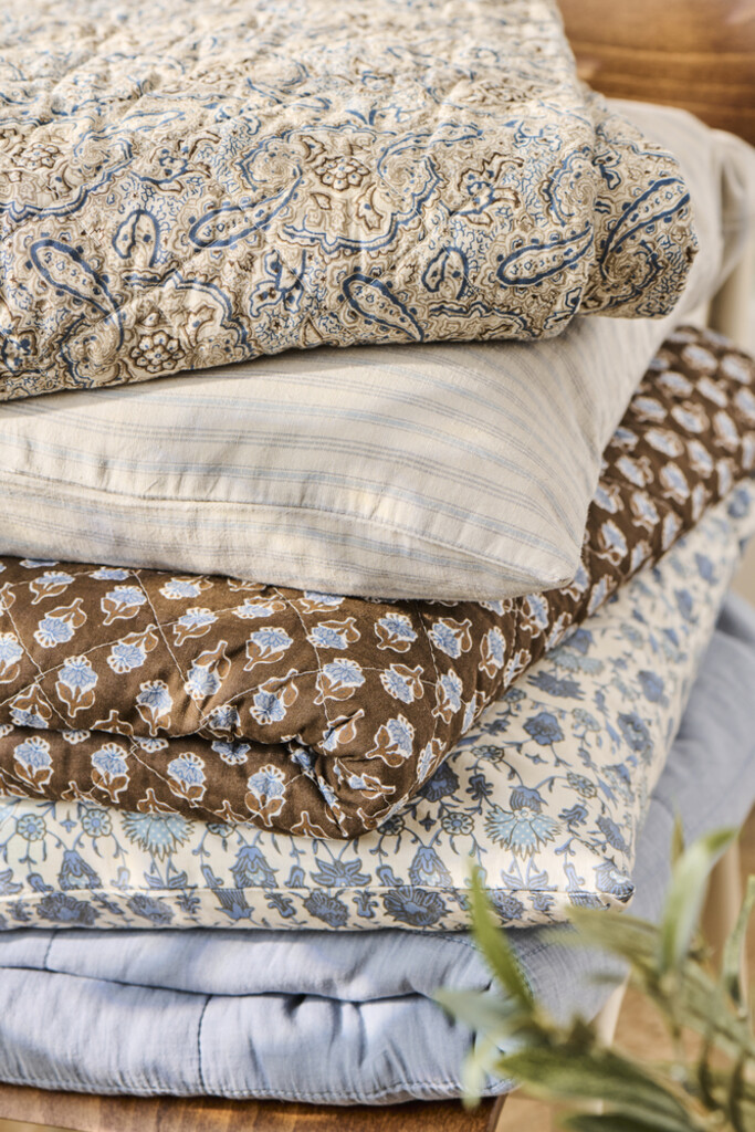 IB Laursen Quilt dunkelbraun-blau mit Blumenmuster online kaufen bei SKANDEKO (Ansicht 2)