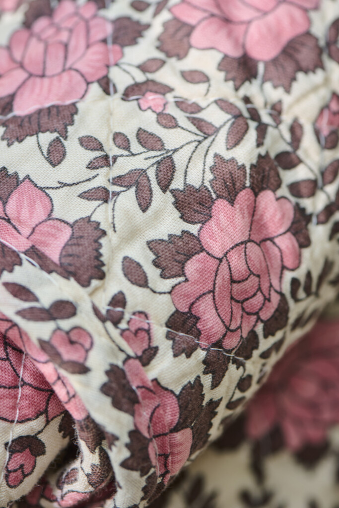 IB Laursen Quilt mit rosa und braunem Blumenmuster online kaufen bei SKANDEKO (Ansicht 2)