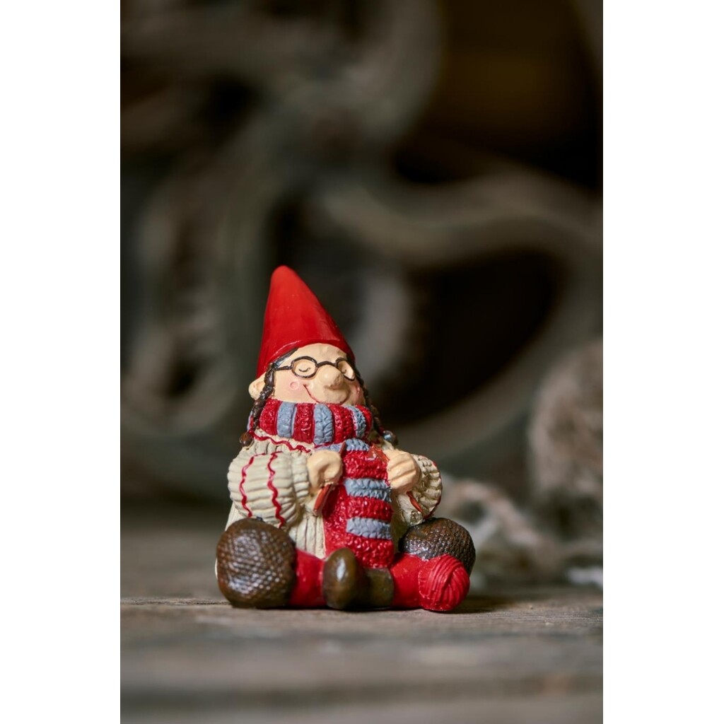 Ribenisserne  Wichtel-Figur Ingeborg mit Strickzeug