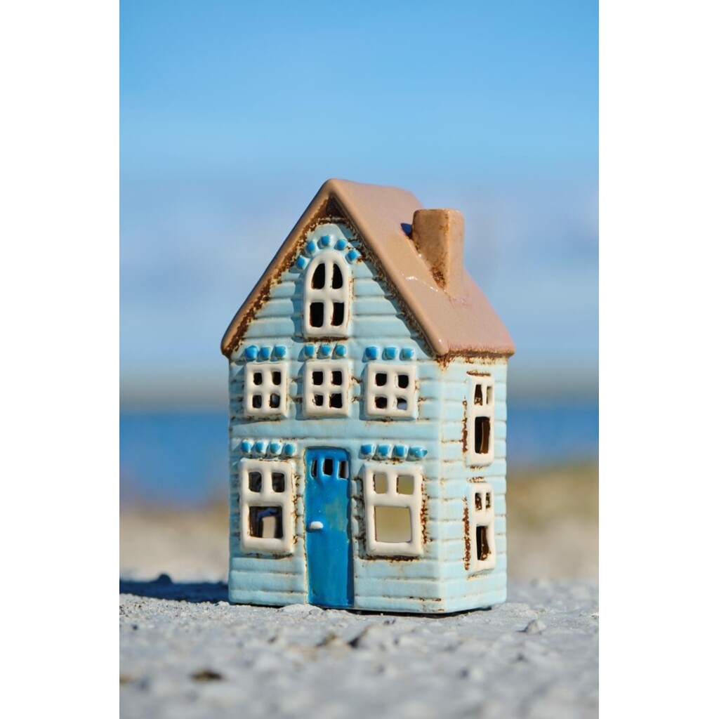 IB Laursen Teelichthaus Visby mit blauer Tür und braunem Dach