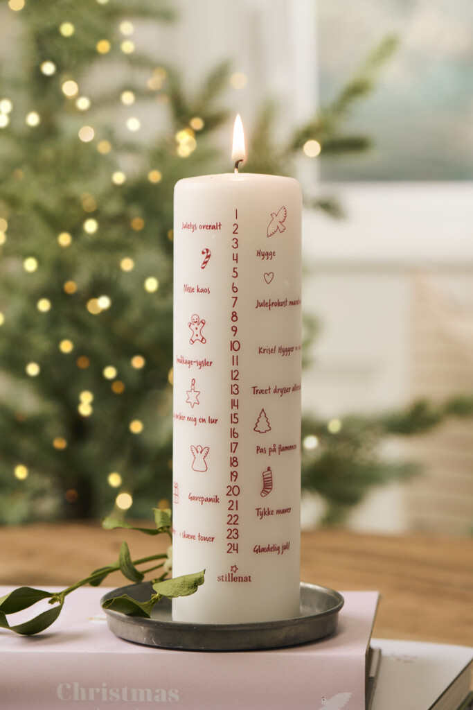 IB Laursen Weihnachtskerze 1-24 weiß mit Zahlen und dänischem Text online kaufen bei SKANDEKO (Ansicht 2)