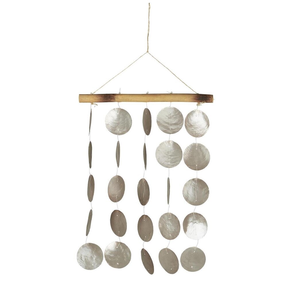 Windspiel mit Strandmuscheln und Seegras