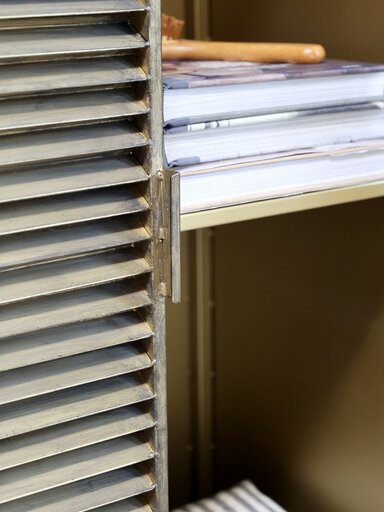 Impressionen zu Chic Antique Schrank aus Eisen mit Lamellentüren, Bild 3