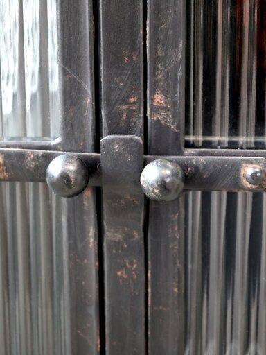 Impressionen zu Chic Antique Vitrinenschrank aus Eisen mit gerillten Glastüren, Bild 5