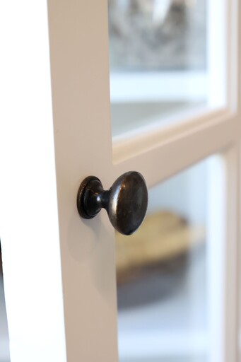 Impressionen zu Chic Antique Landhaus Vitrinenschrank Marseille mit 2 Türen und Regalen, Bild 1